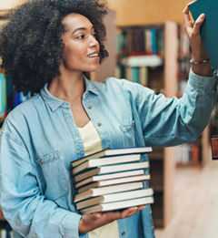 teen volunteer in library
